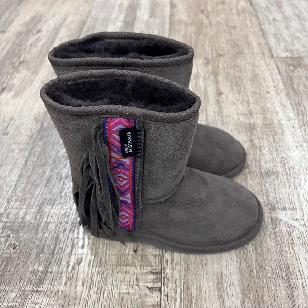 𝅺UGG Koolaburra Kids Side Fringe Boots